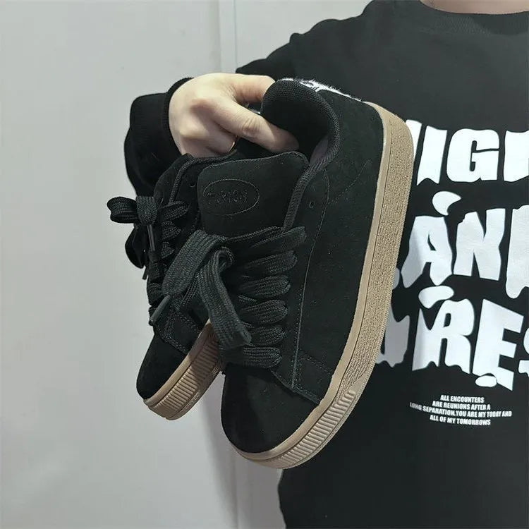 Black retro low-top sneakers with round toe and waterproof platform sole