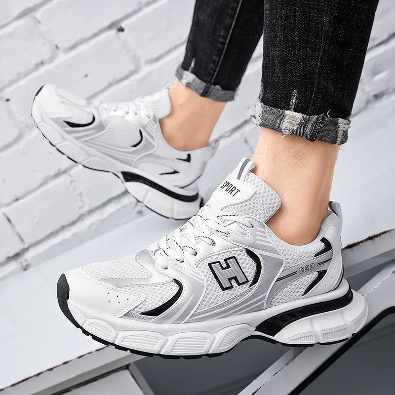 Men's solid-colour mesh running shoes with round toe and plastic sole.