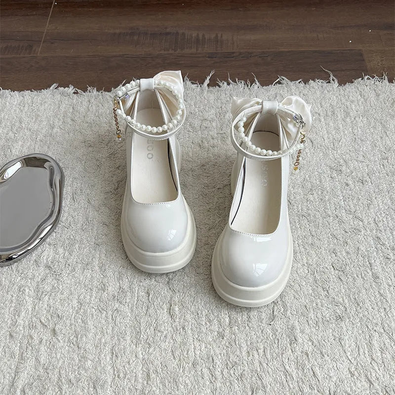 Beige and black women's chunky heel Mary Jane pumps with round toe and 6cm heel.