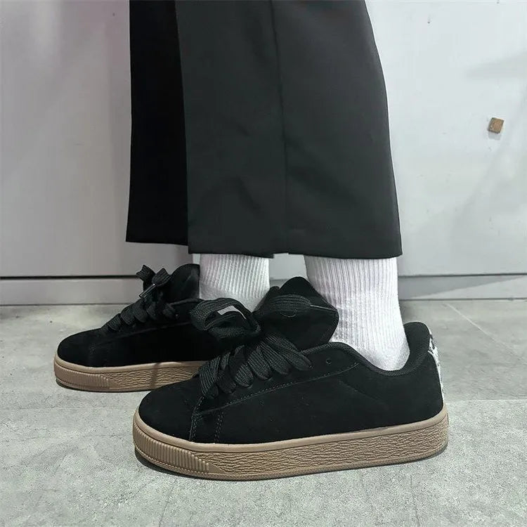 Black retro low-top sneakers with round toe and waterproof platform sole