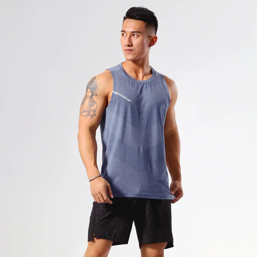 Solid colour quick-dry polyester sports tank top for men and women on a hanger.
