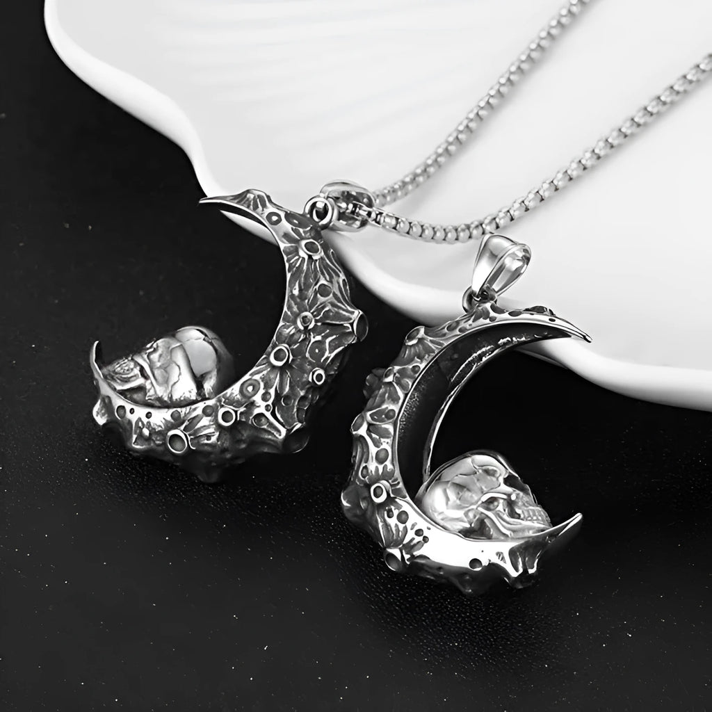 Men's silver stainless steel necklace with an alloy skull pendant on a chain.