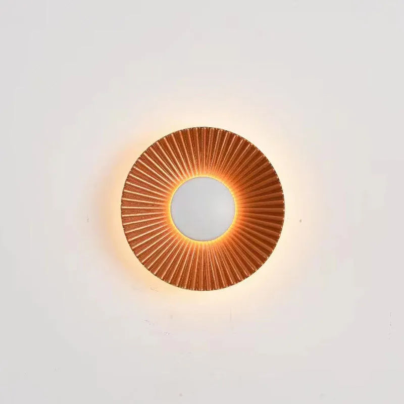 Round aluminium wall lamp with LED light source in outer white inner gold colour option