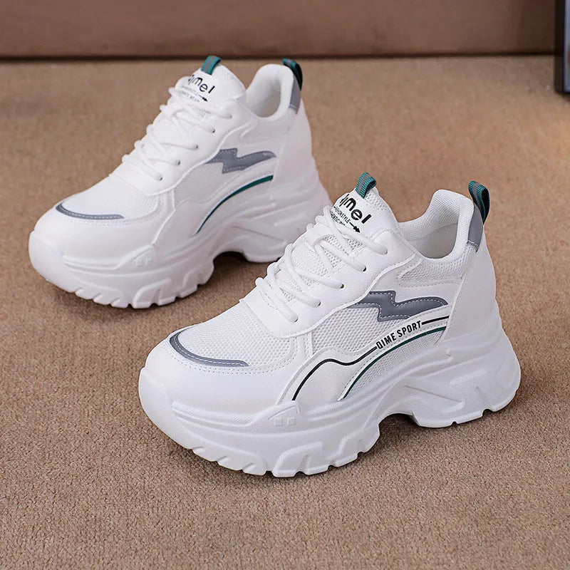 Women's white breathable height-increasing trainers with cross straps and flat rubber sole