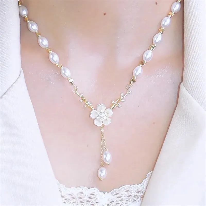 Women's alloy necklace with pearl flower pendant and rose design on pearl chain