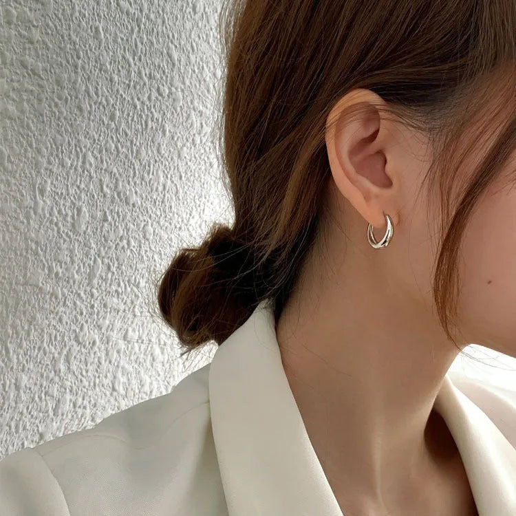 Women's retro minimalist geometric water drop earrings in gold and silver, shown in large, medium, and small sizes.