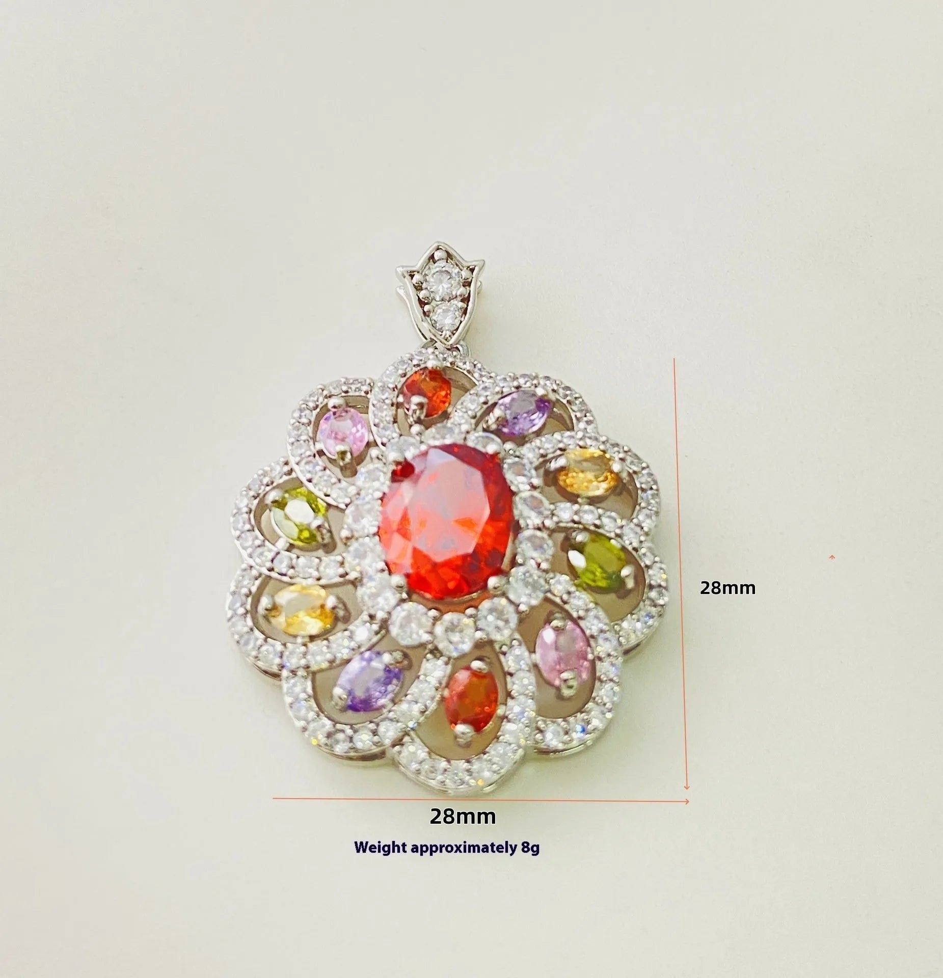 Women's flower-shaped zircon pendant necklace in gold, champagne gold, or platinum colour on a chain.