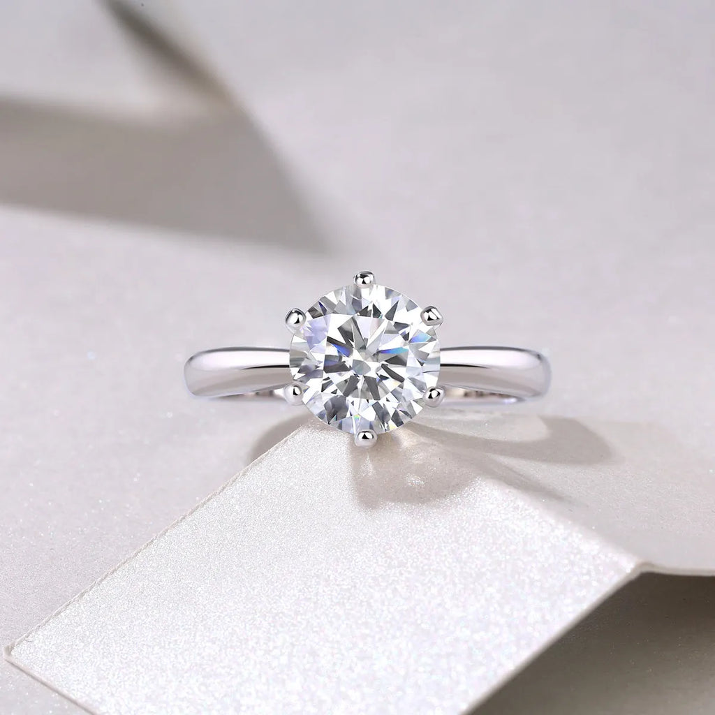 Classic six-prong moissanite wedding ring with platinum-plated S925 silver, 1-5 carat options, ring sizes 5-9