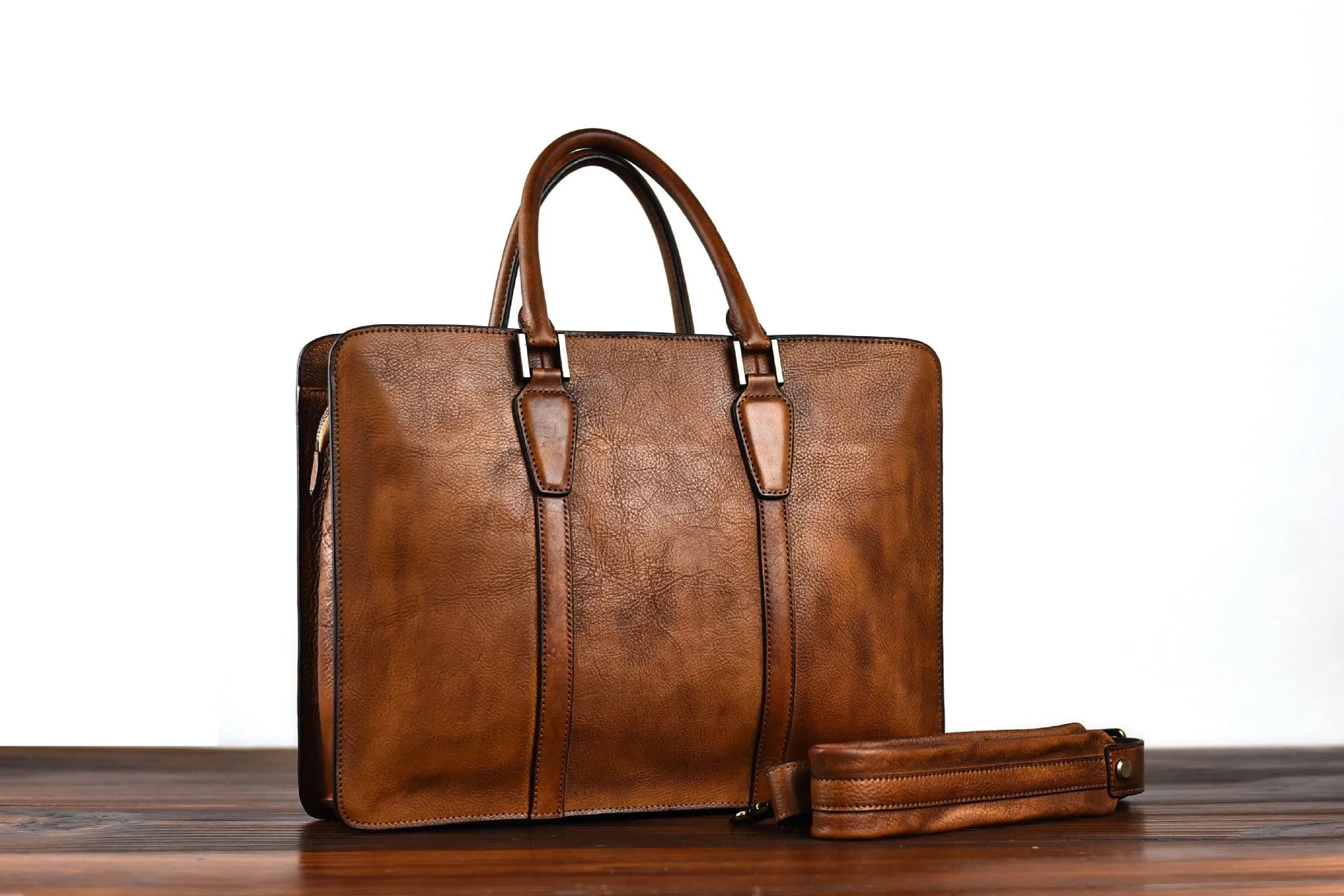 Men's 14-inch leather business handbag in horizontal square retro design with zipper closure
