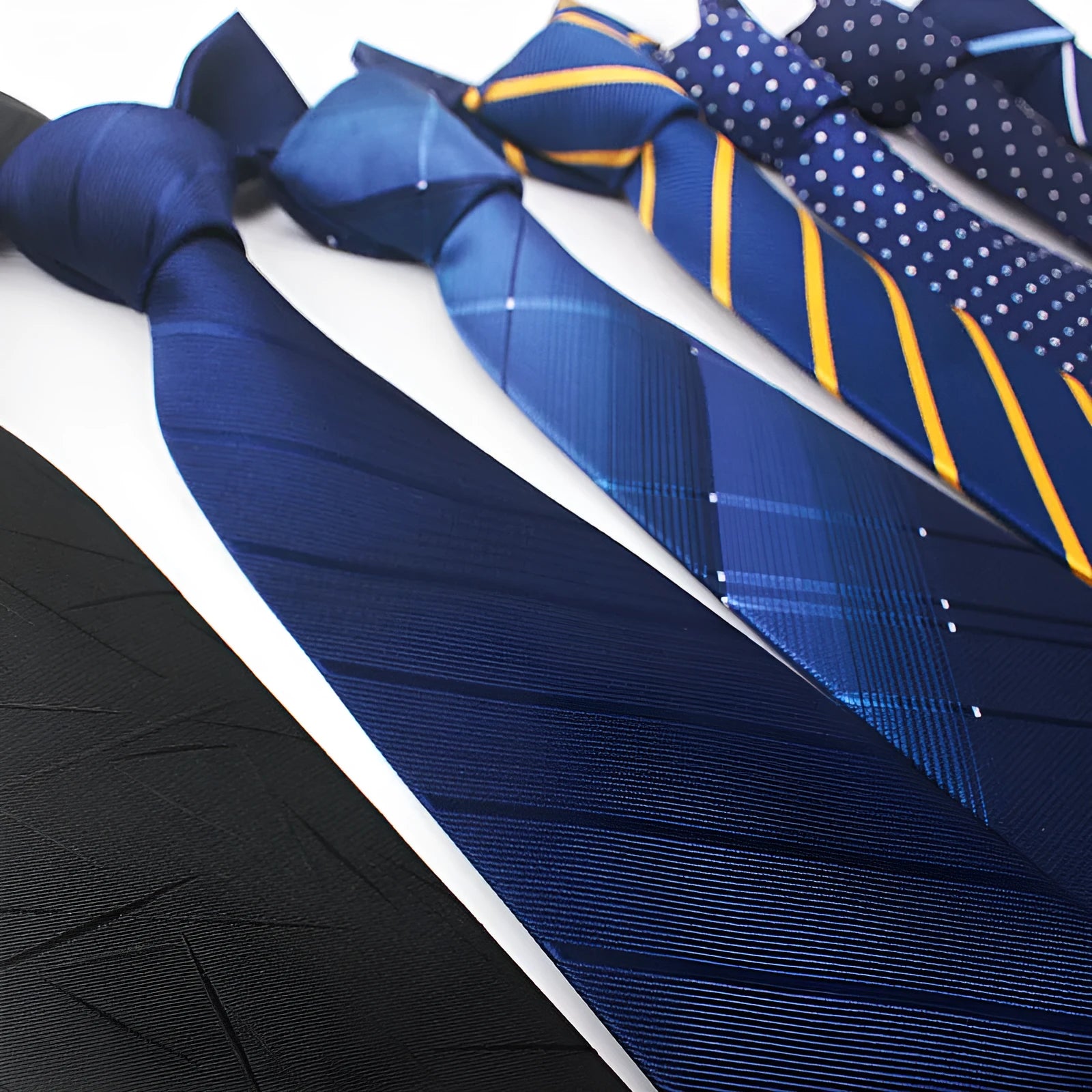 Men's 8cm polyester jacquard striped business tie in red black and blue formal arrow type