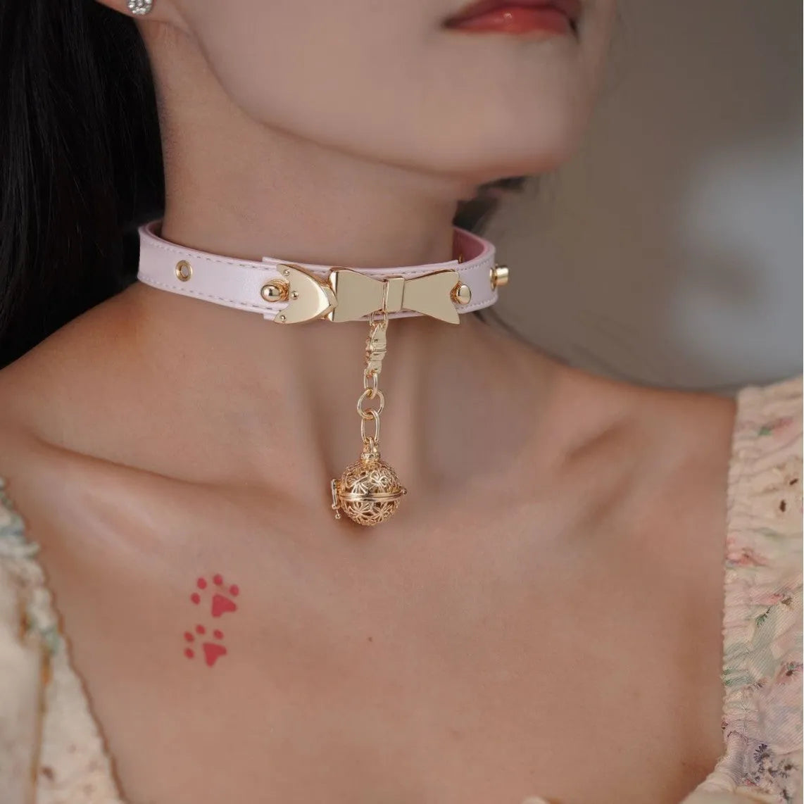 Hand holding rope little bell shape collar with alloy pendant and PU pearl powder finish on regular chain