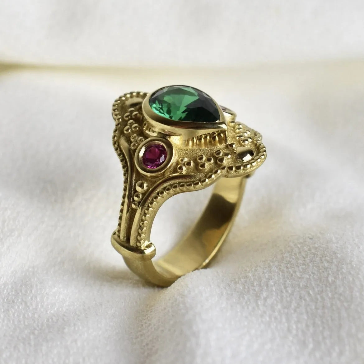 Golden lvzuan geometric women's ring showing electroplated finish and geometric shape design