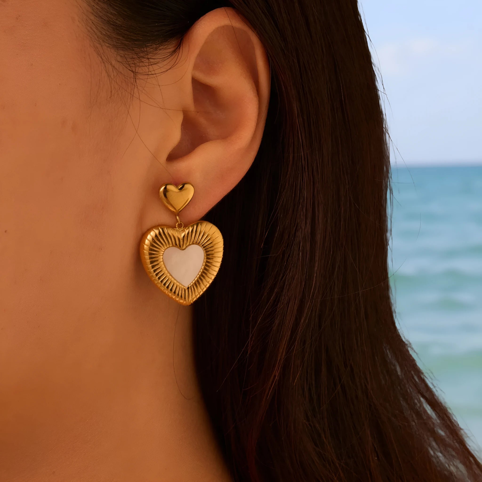Gold-coloured heart-shaped earrings with fritillary patterning on stainless steel with 18K electroplating