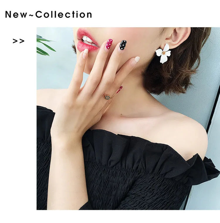 Flower shaped stud earrings for women in white or pink electroplated alloy