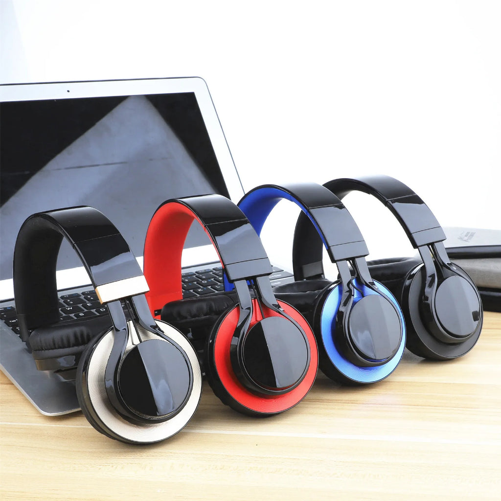 Black wired over-ear headphones with microphone and 3.5mm plug on a 1.5m cable