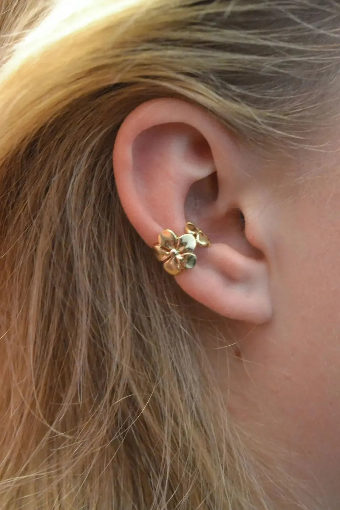 Gold-coloured women's earrings with conch and starfish beach-themed decorative elements