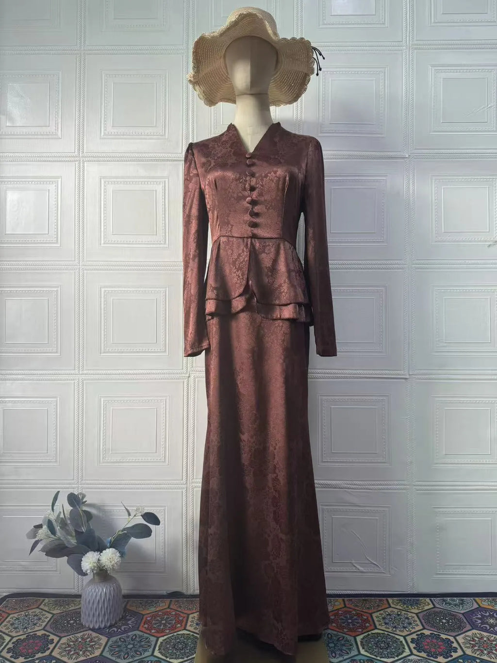 Dark brown retro dress with floral pattern, long sleeves, slim fit silhouette and button detailing