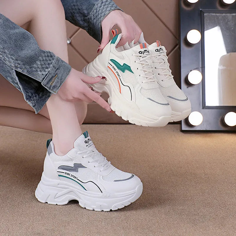 Women's white breathable height-increasing trainers with cross straps and flat rubber sole