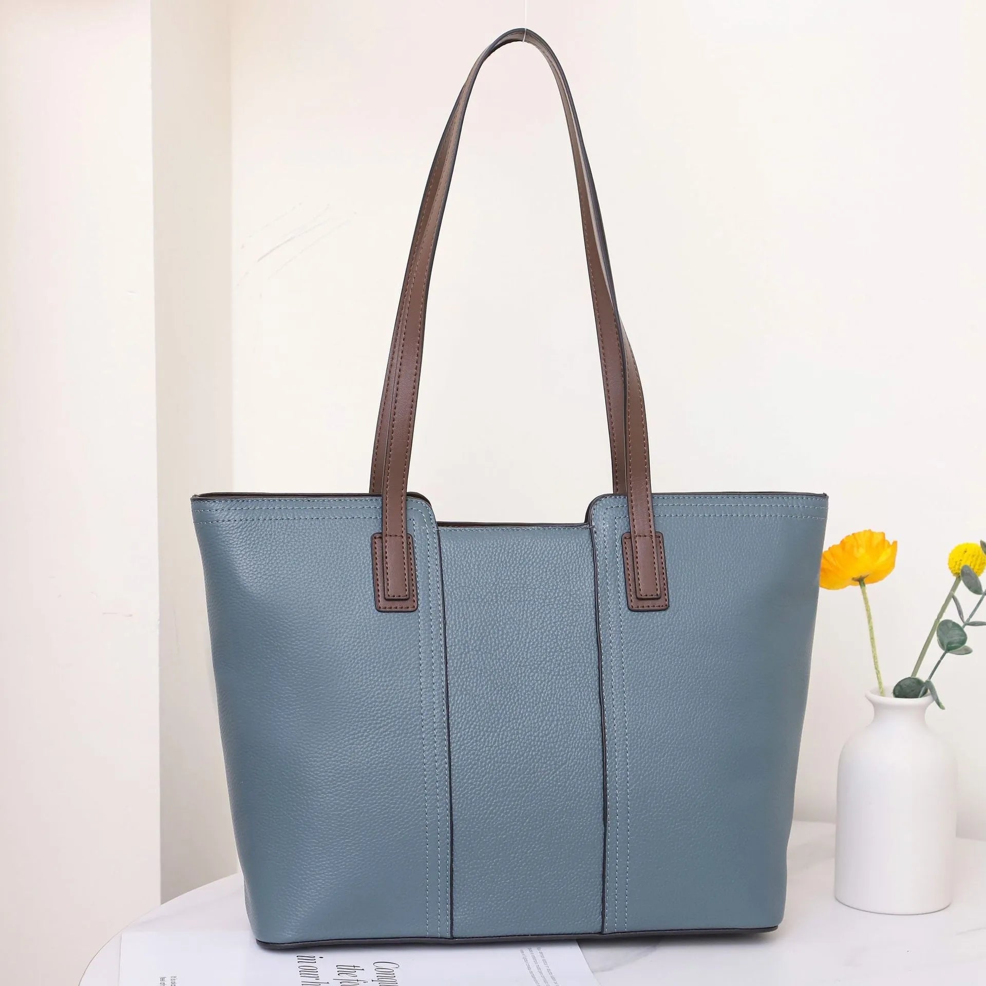 Genuine leather women's large shoulder bag in box-type design with sandwich pocket.