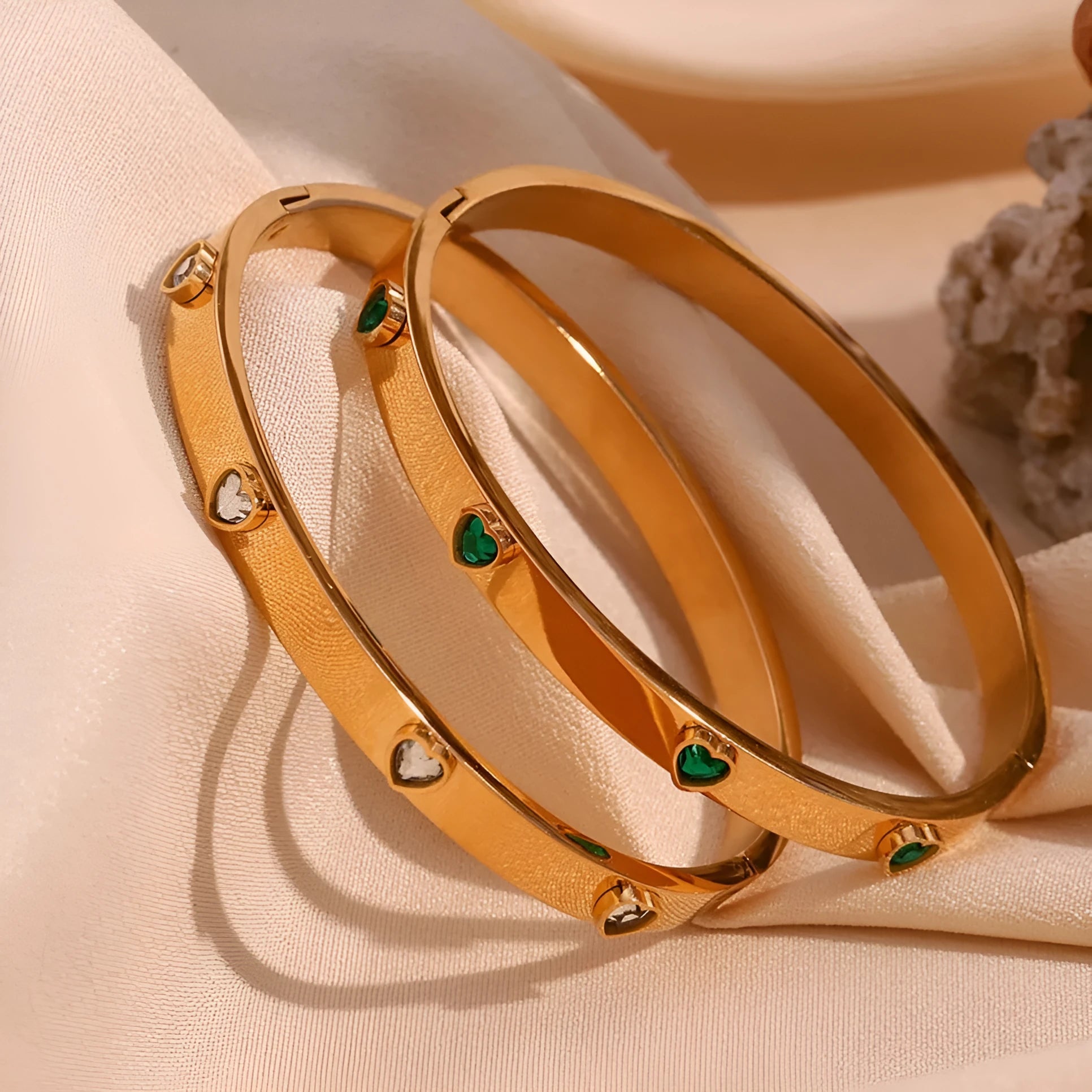 Stainless steel women's bracelet with micro-inlaid peach heart design in electroplated golden finish