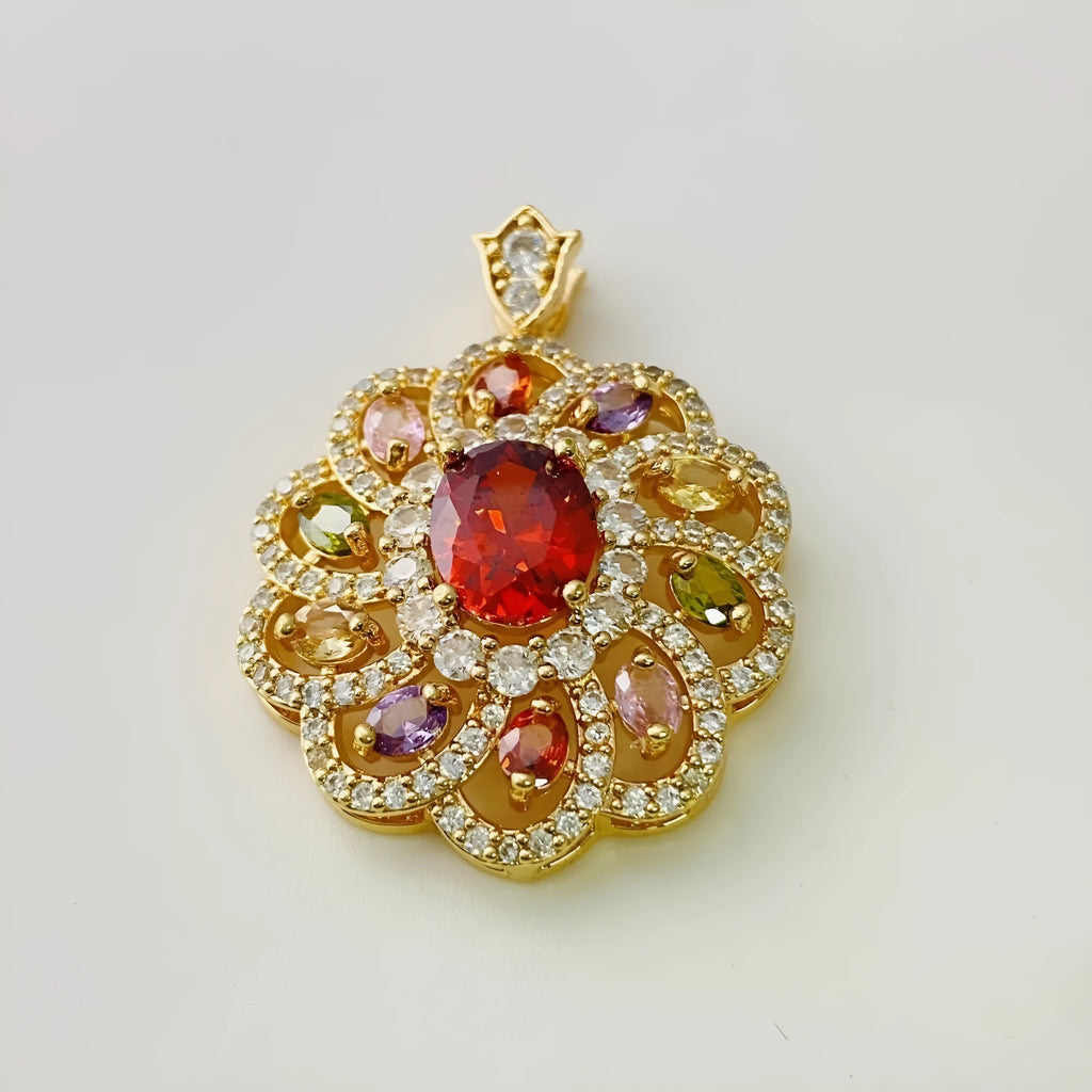 Women's flower-shaped zircon pendant necklace in gold, champagne gold, or platinum colour on a chain.