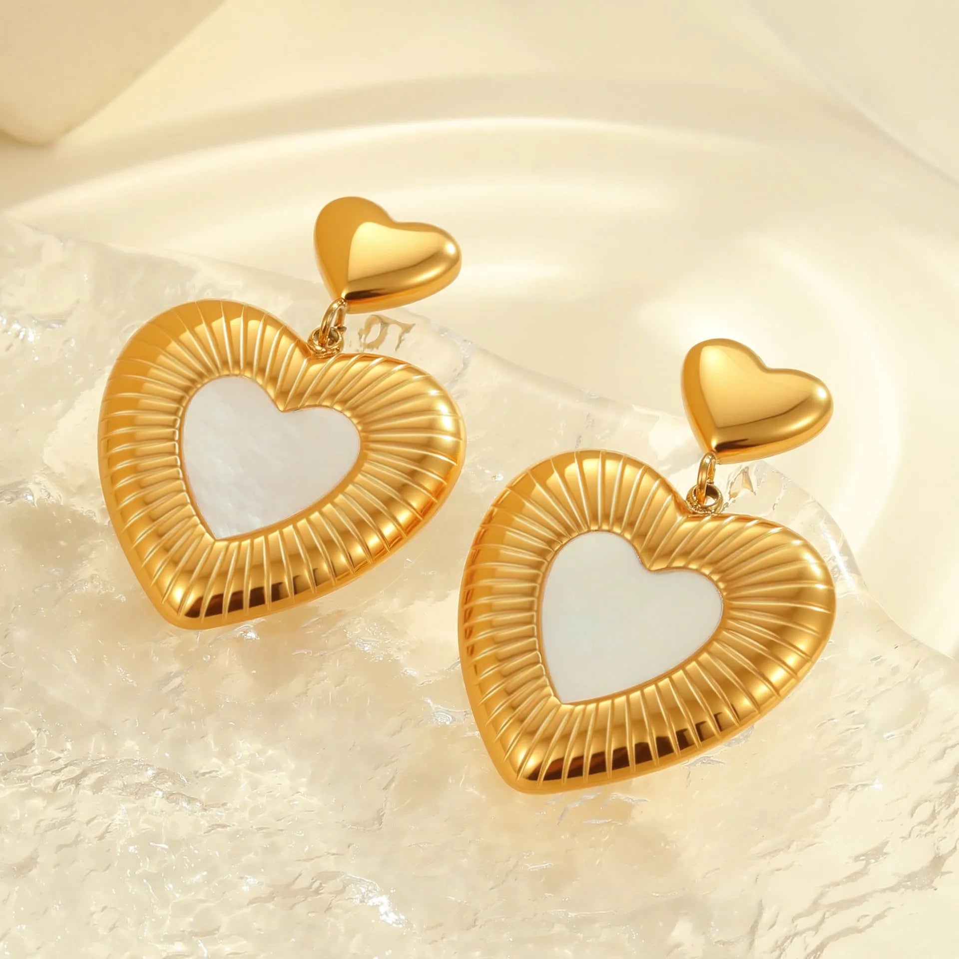 Gold-coloured heart-shaped earrings with fritillary patterning on stainless steel with 18K electroplating