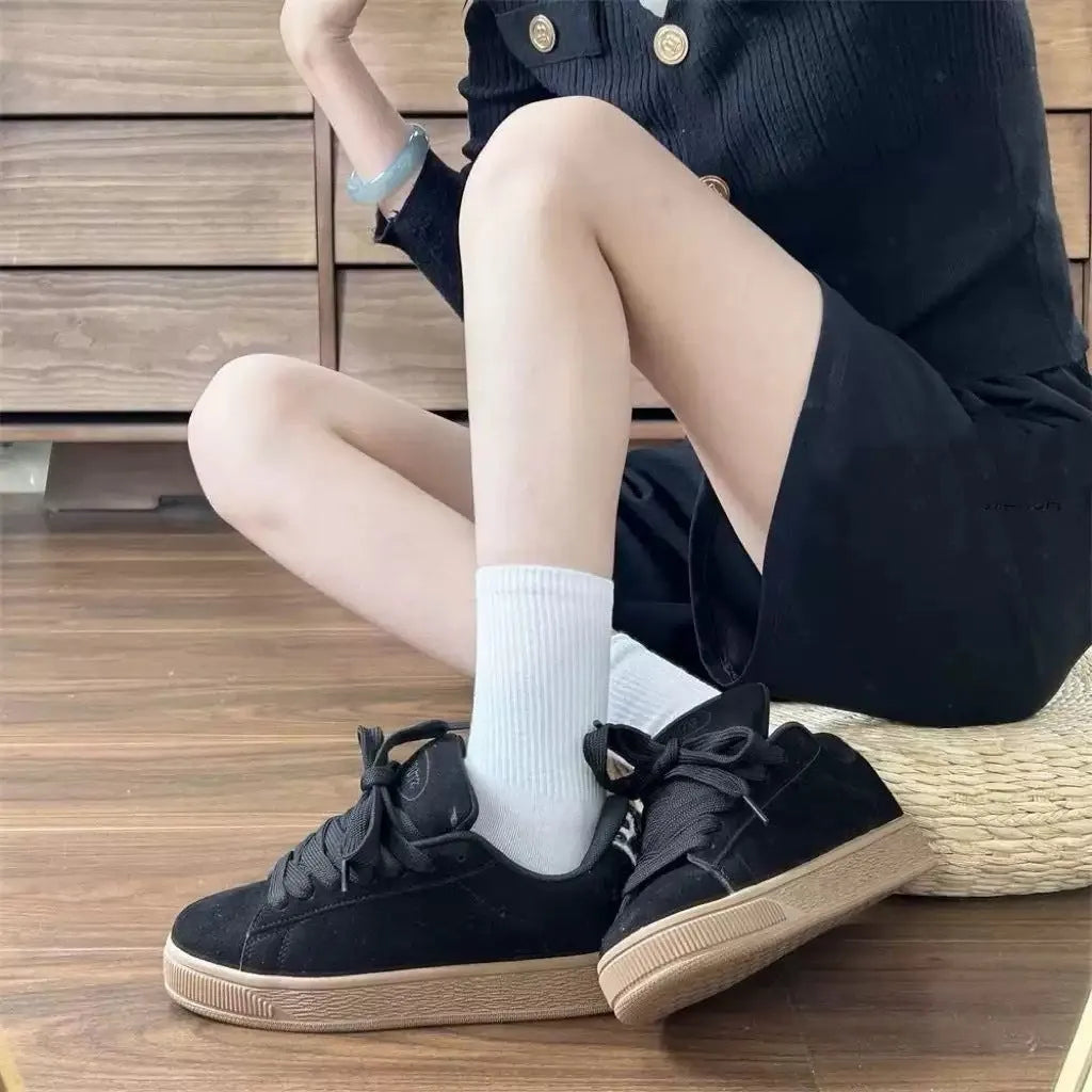 Black retro low-top sneakers with round toe and waterproof platform sole