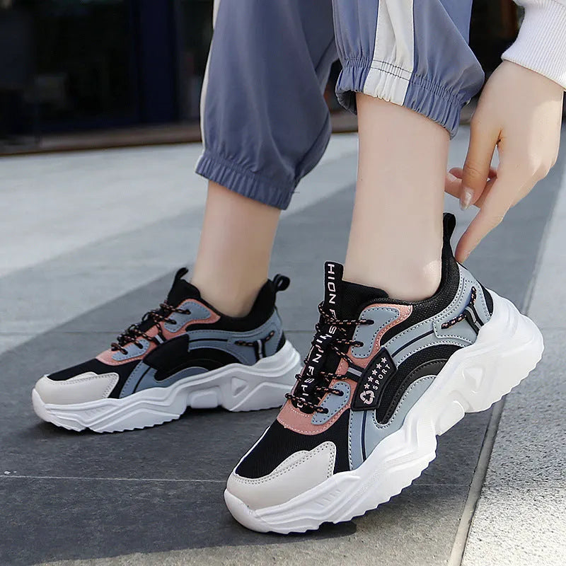 Women's thick-soled casual sports shoes with mesh upper and buckle details in moonlight colour