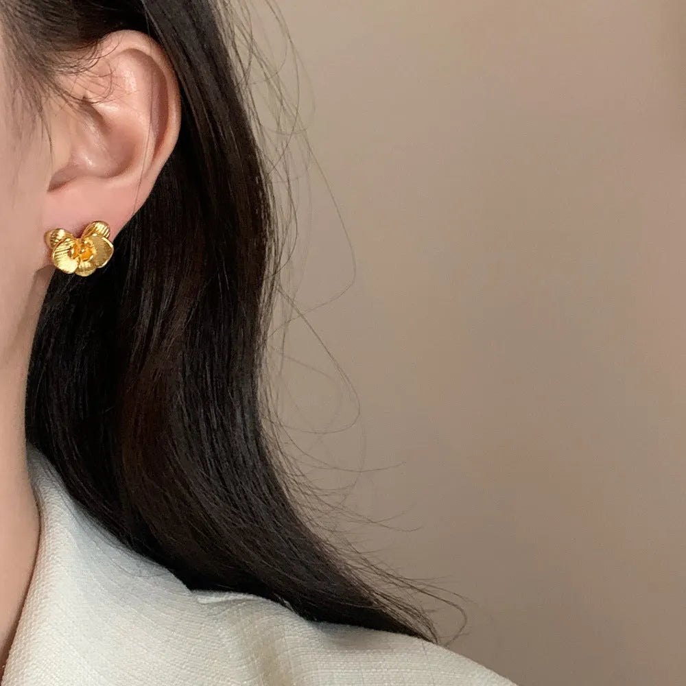 Women's retro floral earrings in electroplated copper with gold or silver finish
