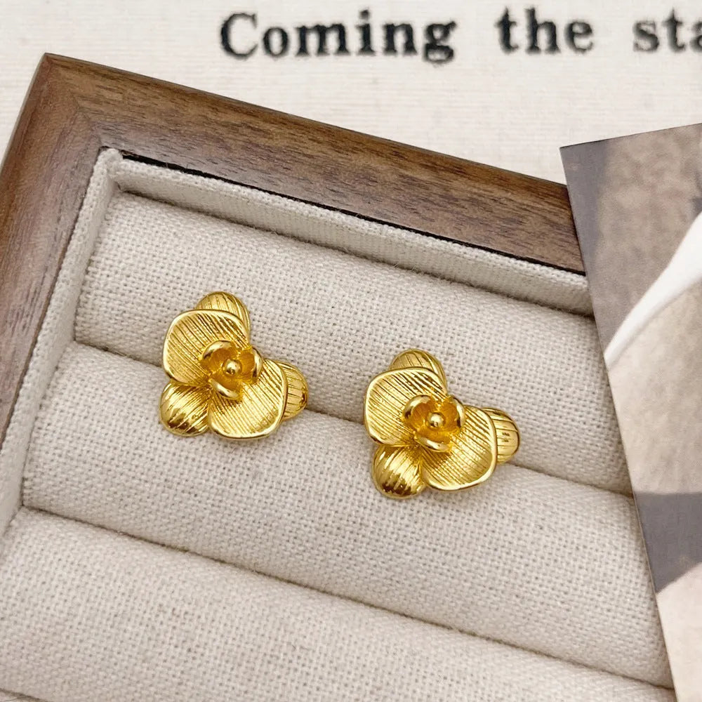 Women's retro floral earrings in electroplated copper with gold or silver finish