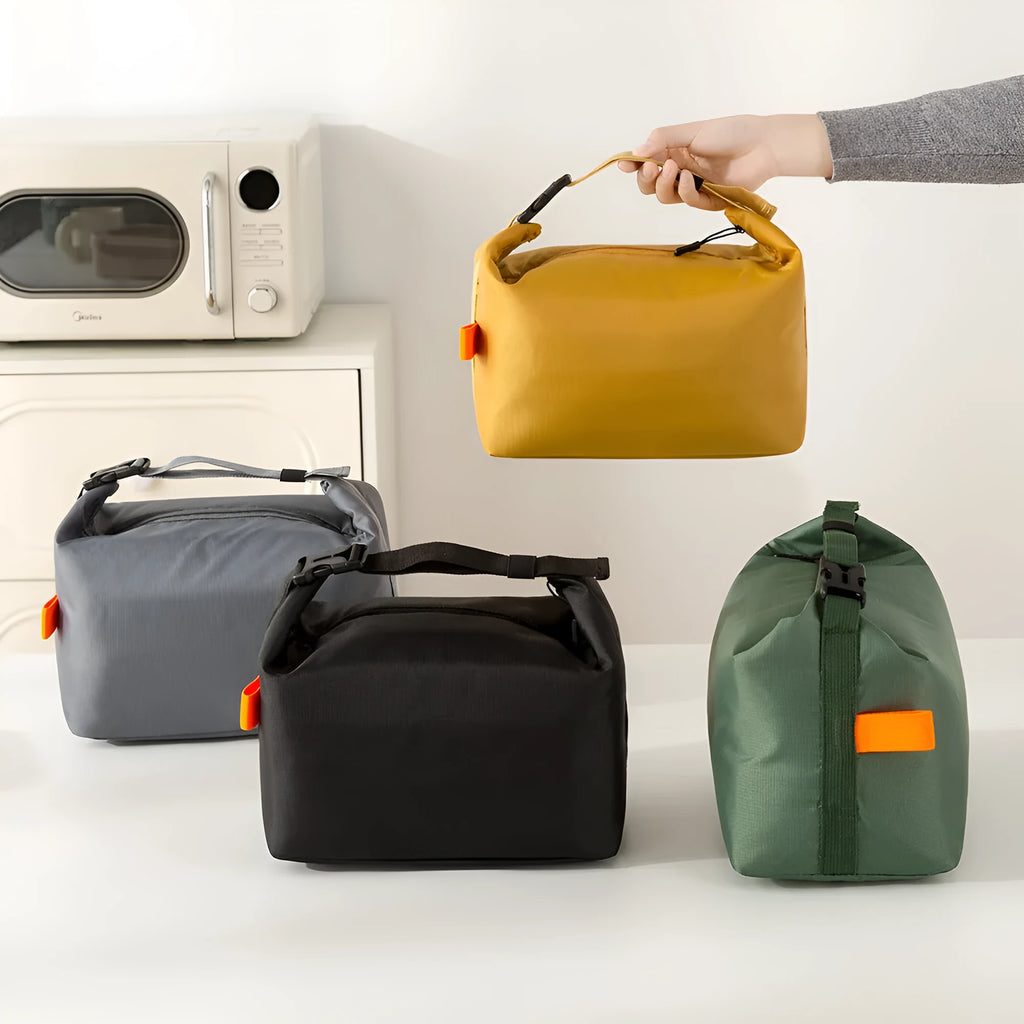 Japanese-style insulated lunch bag in oxford cloth with wide opening for food and drinks.