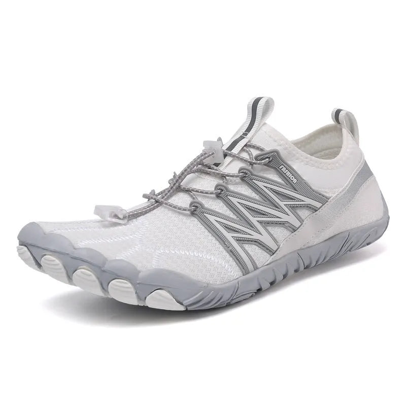 Lightweight indoor training sneakers with striped pattern and rubber sole in various colours