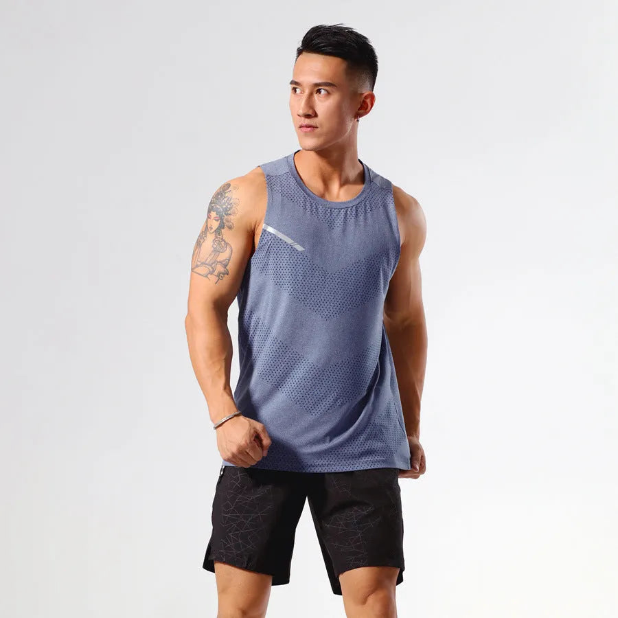 Solid colour quick-dry polyester sports tank top for men and women on a hanger.