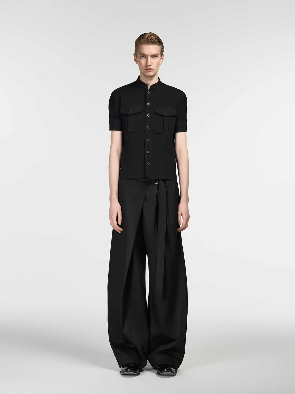 Black straight-leg trousers with adjustable waist and single pleated cut in Tencel cotton fabric