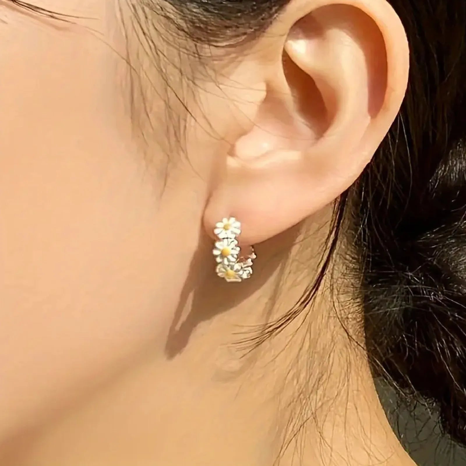 White daisy flower fashion earrings with electroplated copper and platinum gemstone settings