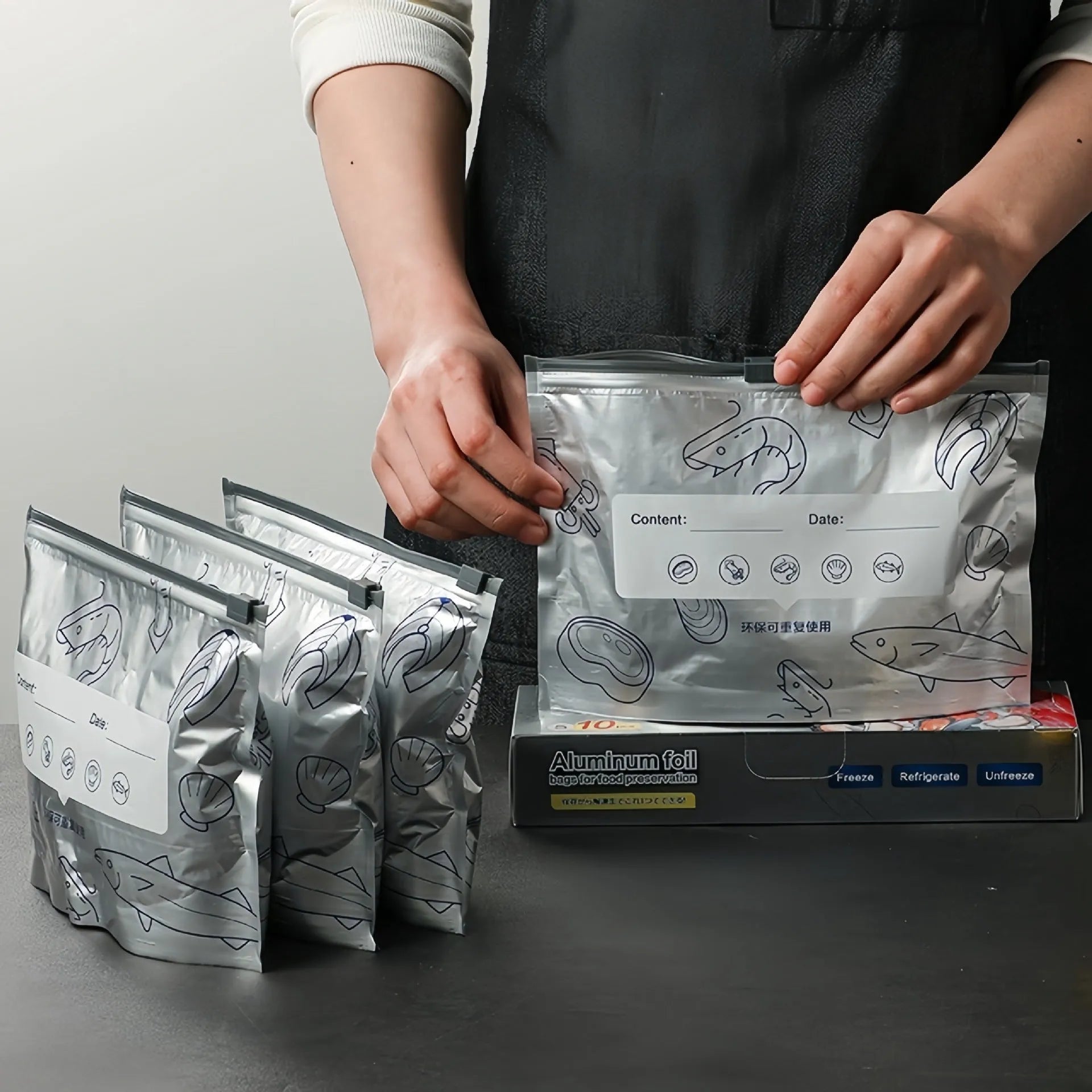 Pack of aluminium foil sealed fresh-keeping bags in small, medium, and large sizes.