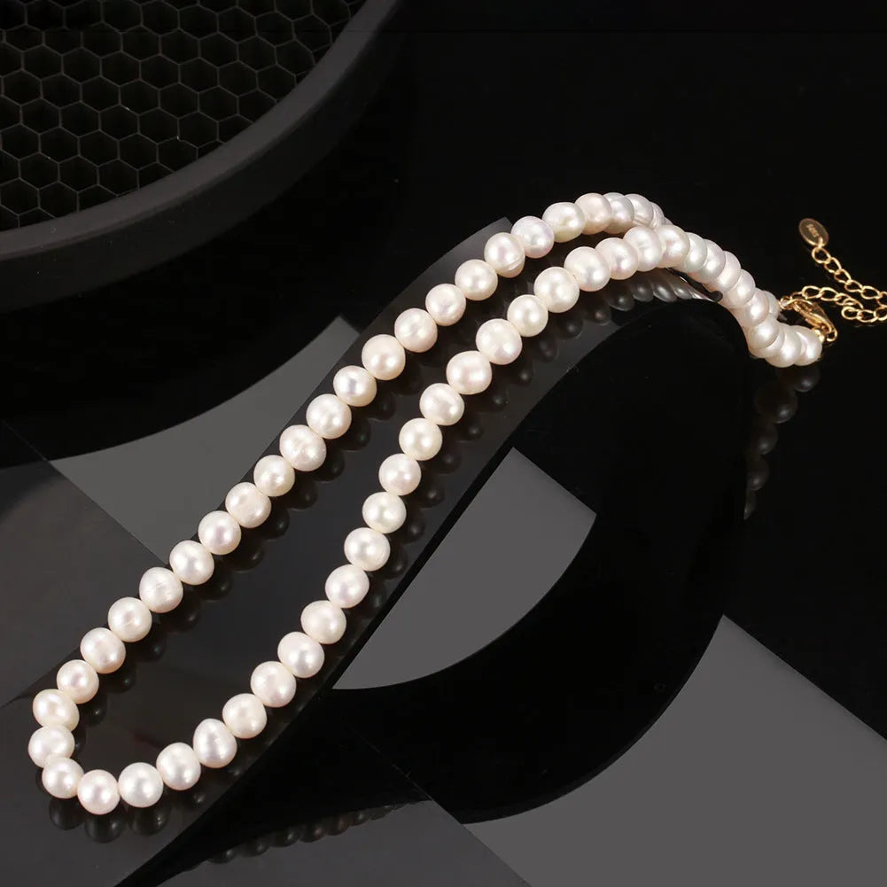 Women's adjustable freshwater pearl necklace in 925 silver with 6-7mm pearls on model