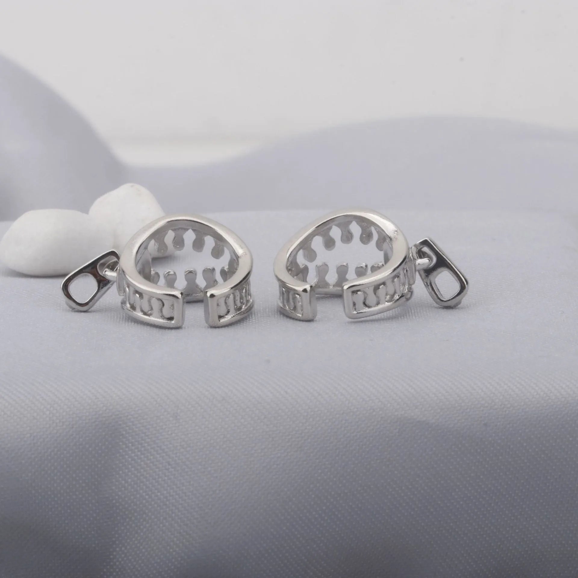 Copper geometric ear clip with zipper clip and simple line design in ES862 colour.