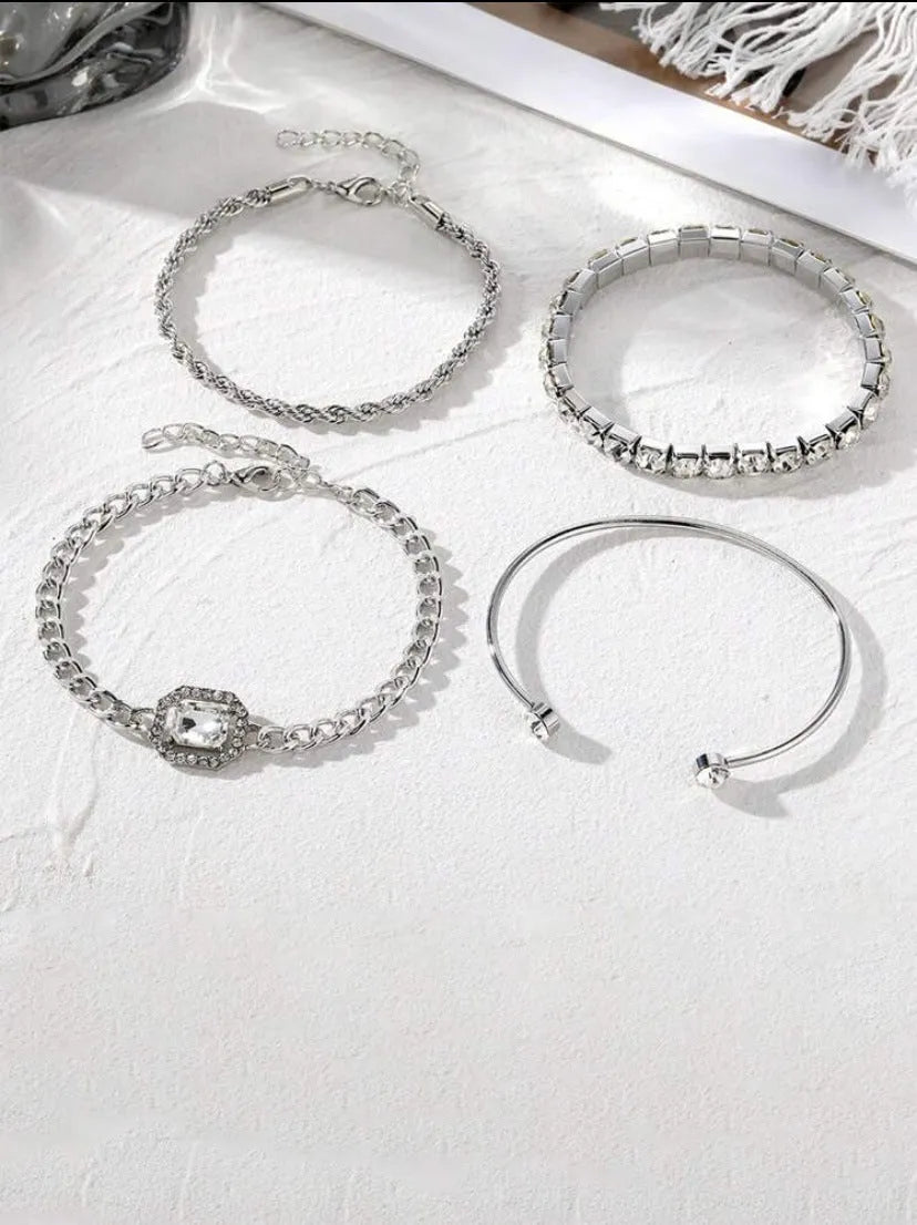 Women's geometric retro four-piece bracelet set with square diamond motifs in gold alloy