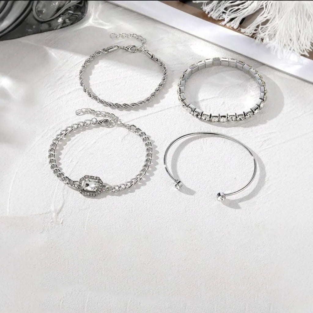 Women's geometric retro four-piece bracelet set with square diamond motifs in gold alloy