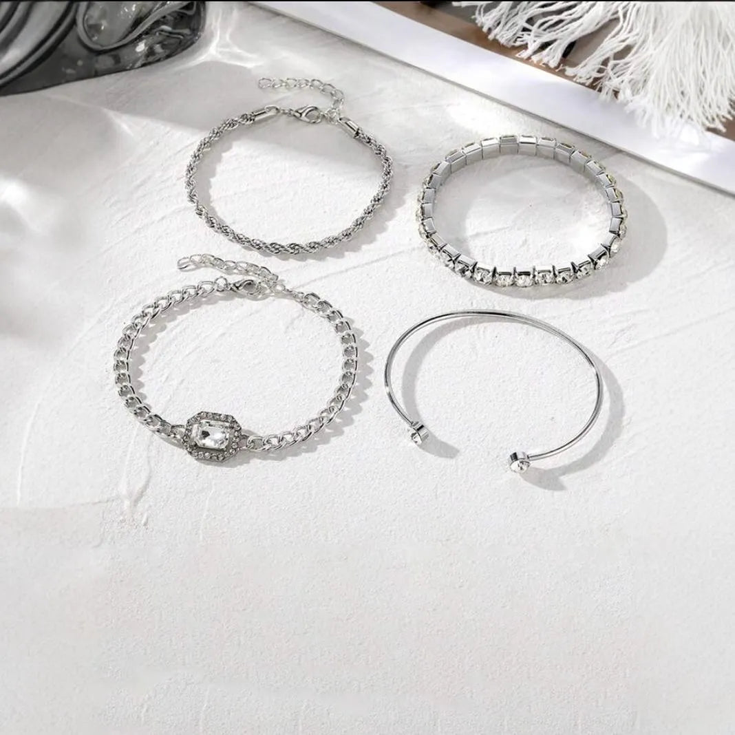 Women's geometric retro four-piece bracelet set with square diamond motifs in gold alloy
