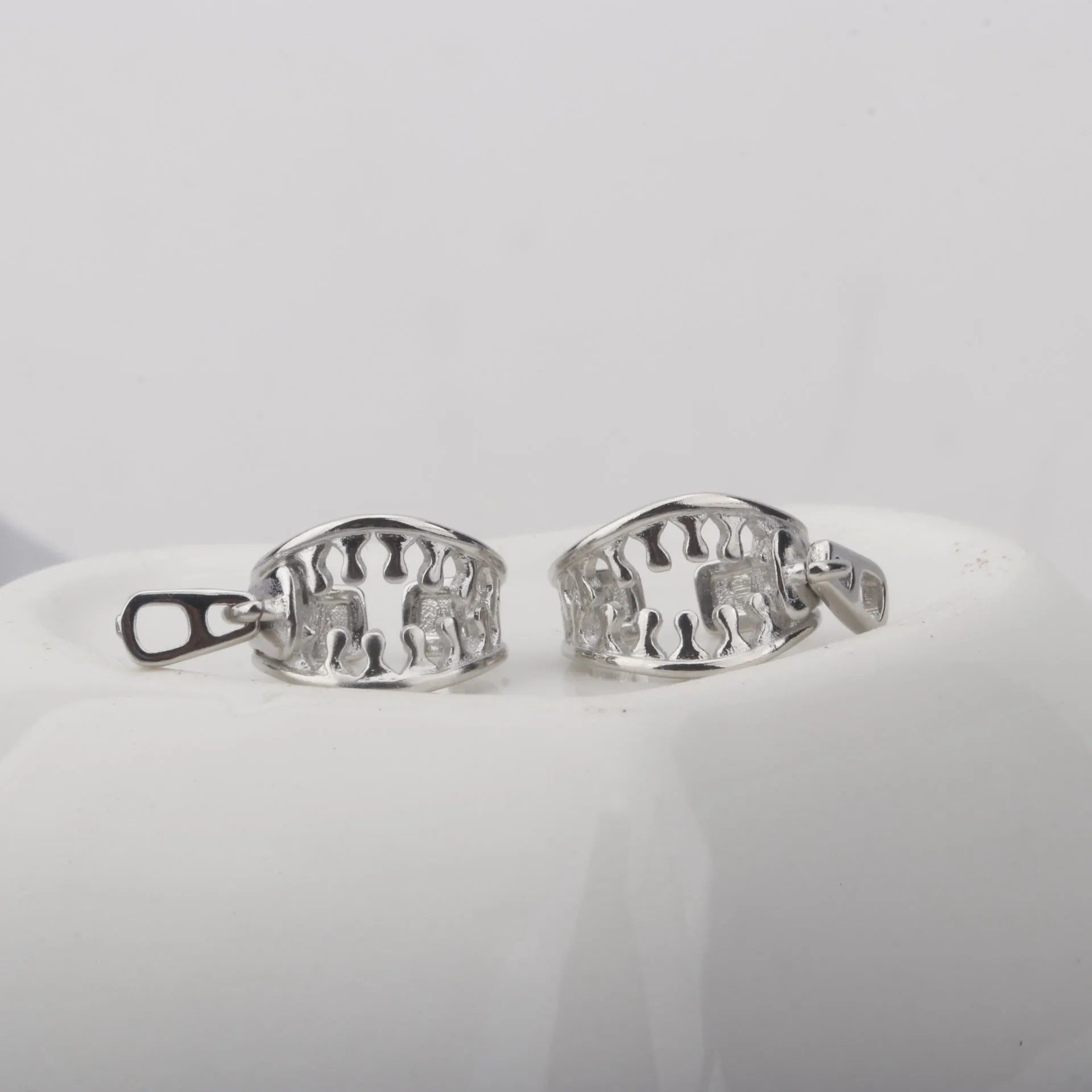 Copper geometric ear clip with zipper clip and simple line design in ES862 colour.