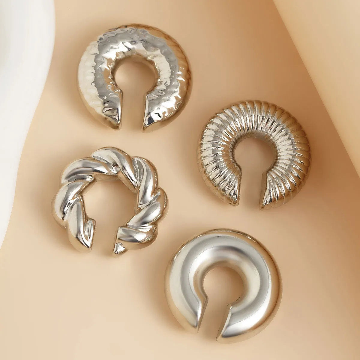Geometric clip-on earrings for women in gold and silver finishes, set of 4 pieces.