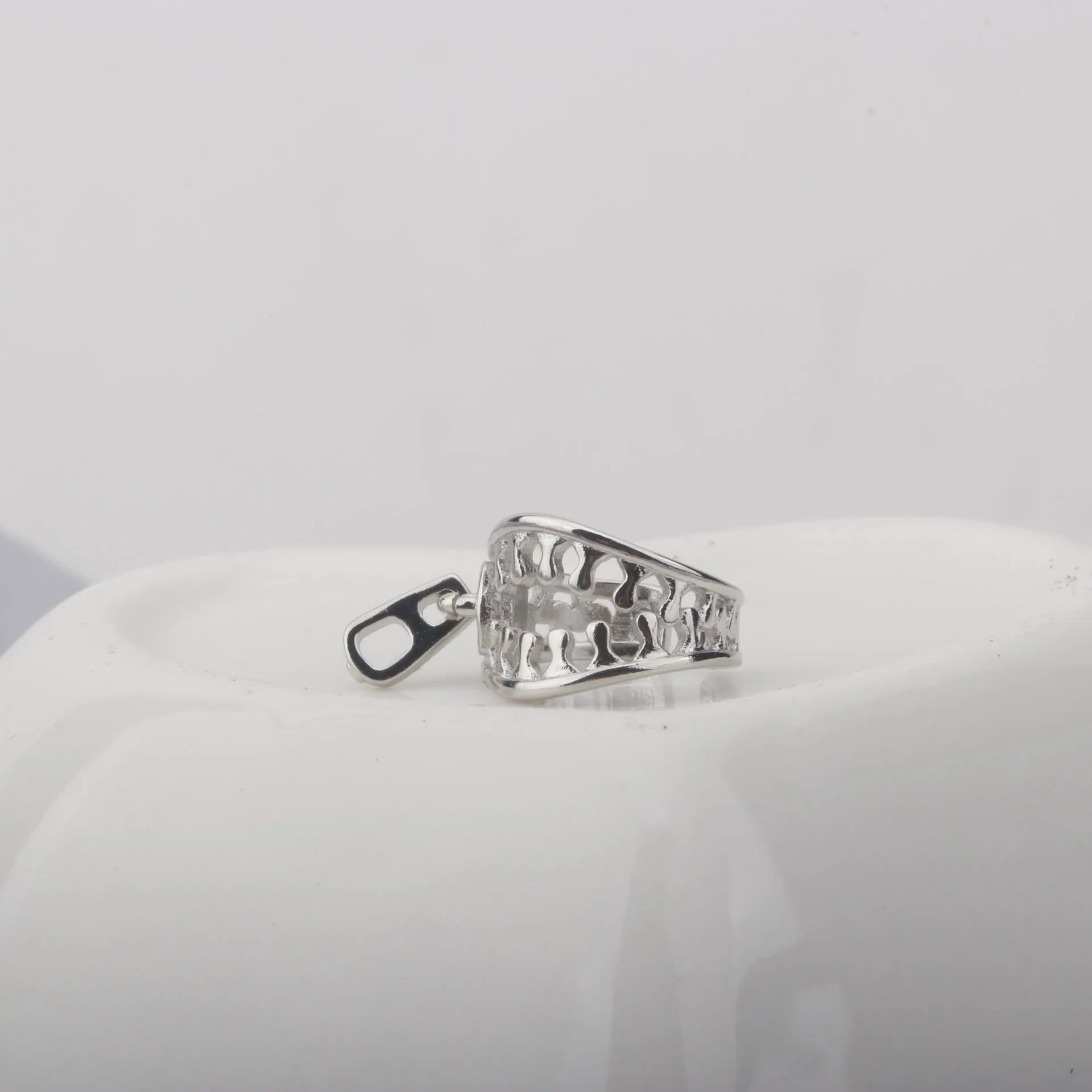 Copper geometric ear clip with zipper clip and simple line design in ES862 colour.