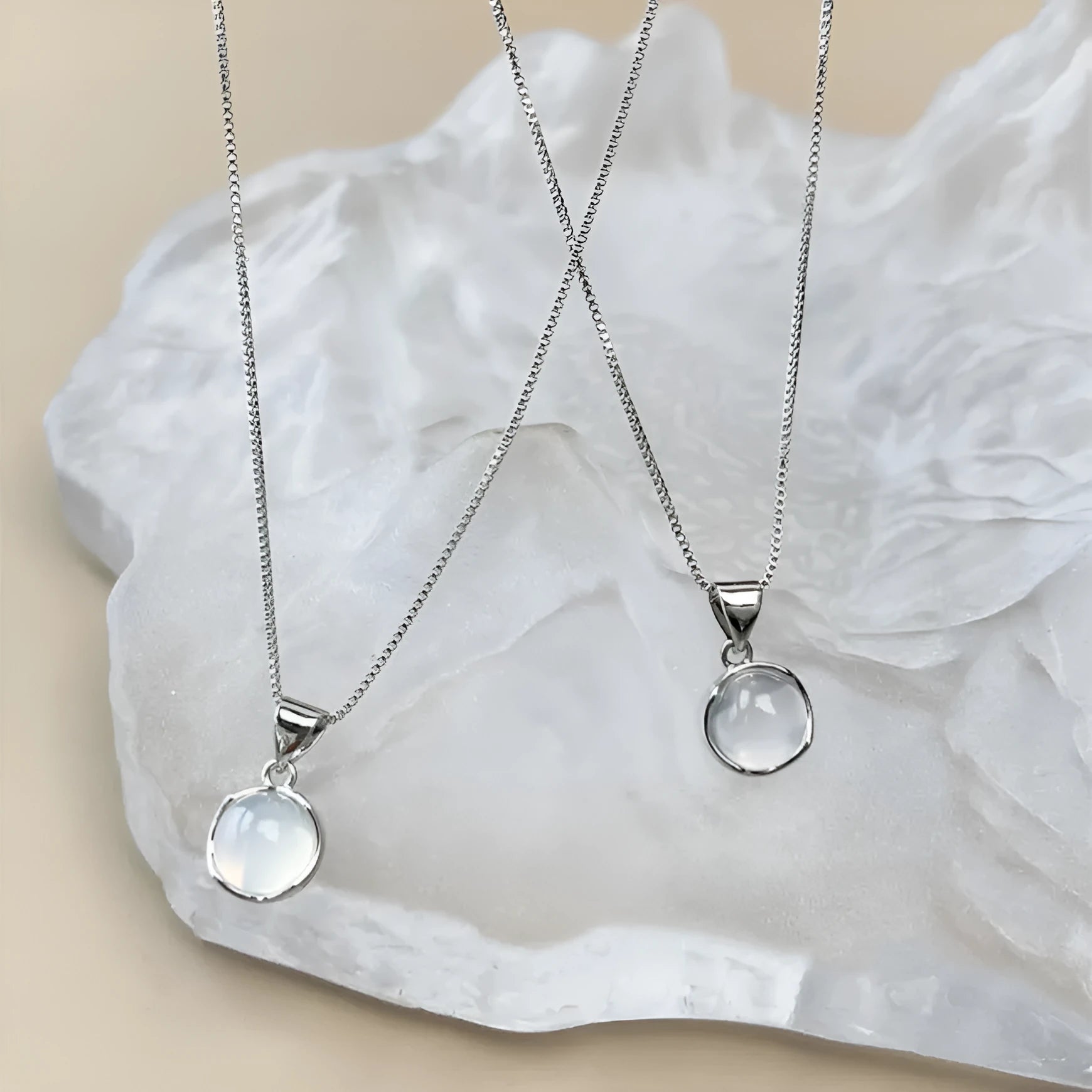 Women's oval geometric pendant necklace with artificial crystal on adjustable box chain