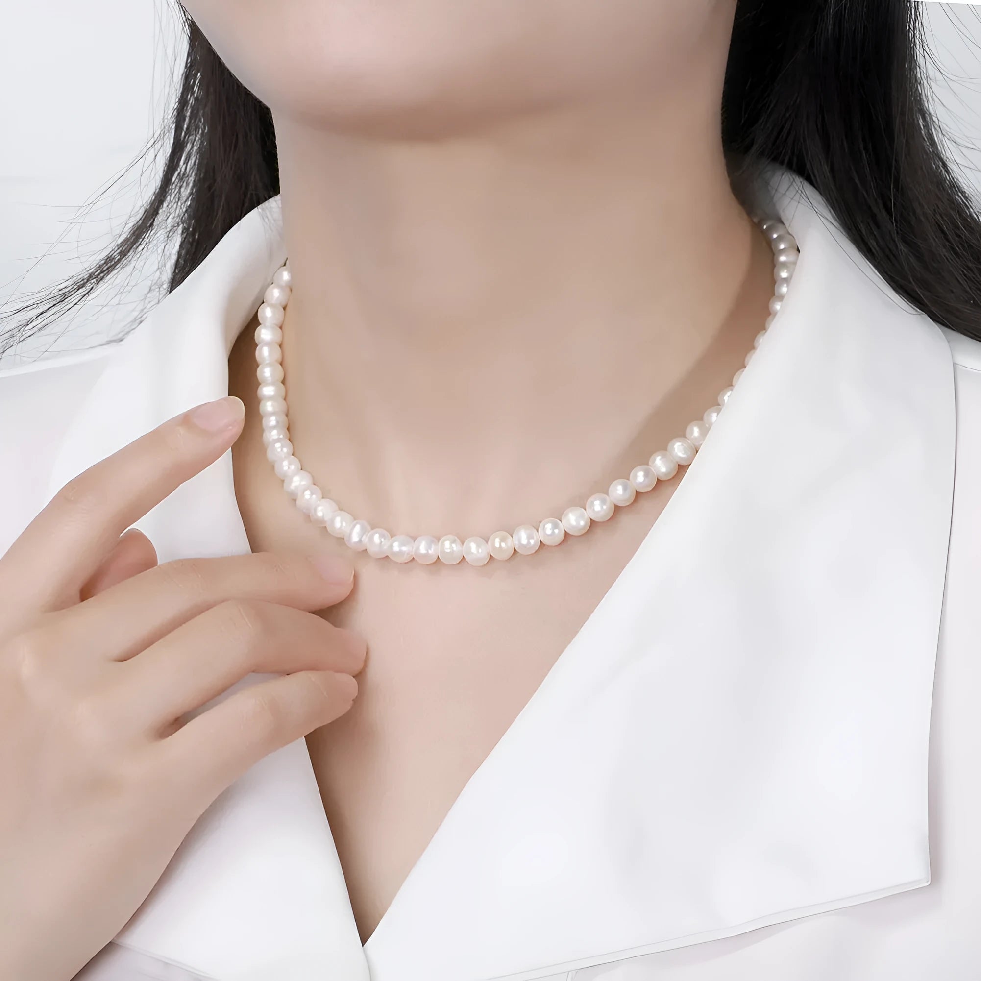 Women's adjustable freshwater pearl necklace in 925 silver with 6-7mm pearls on model