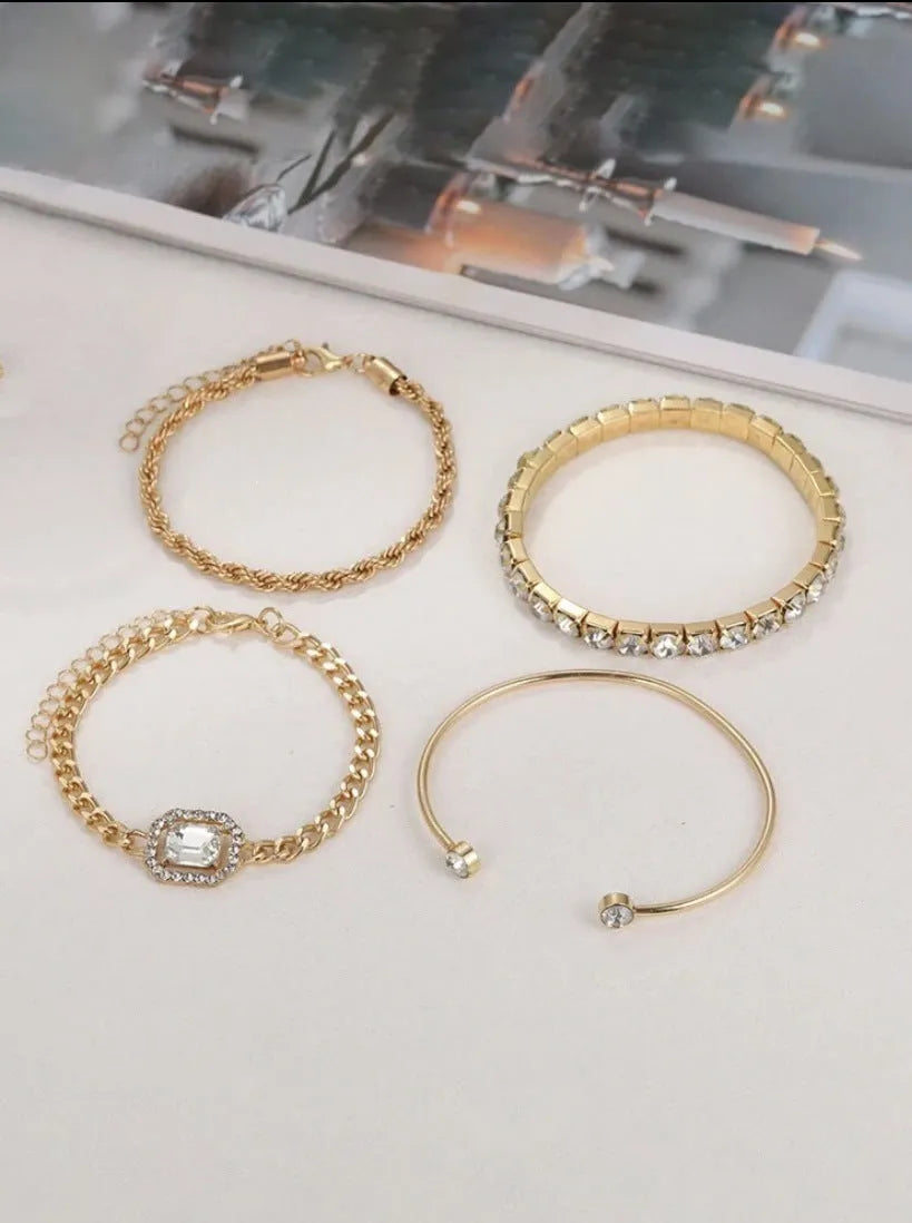 Women's geometric retro four-piece bracelet set with square diamond motifs in gold alloy