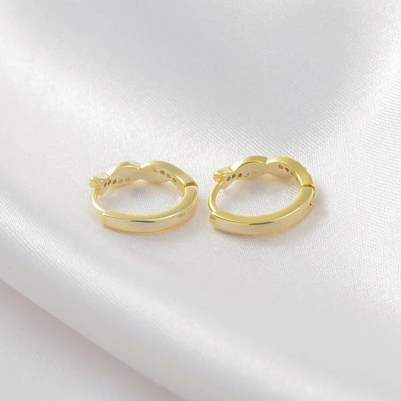 Interwoven hemp rope earrings with geometrical round shape in gold and silver colours