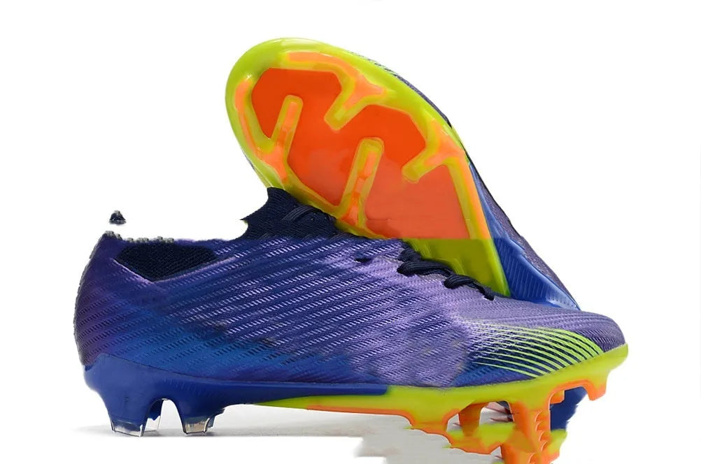 Men's low-top football shoes with knitted upper, rubber FG studs, and front lace-up closure.