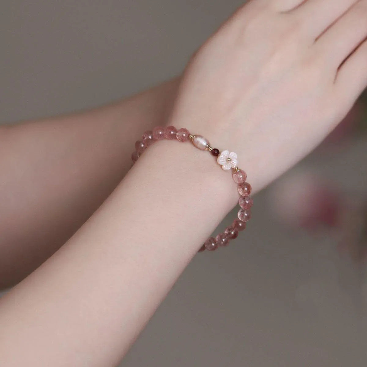 Strawberry quartz peach blossom crystal bracelet with flower-shaped beads on elastic cord